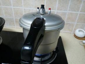 高压锅开大火煮10分钟。