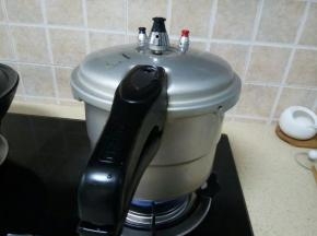 高压锅开大火煮10分钟。