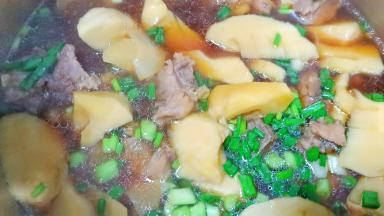 起锅前加点葱花提香。