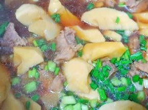 起锅前加点葱花提香。