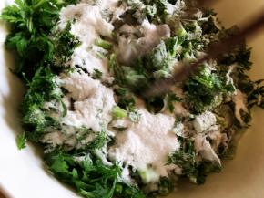 拌均匀，尽可能让米粉把茼蒿都裹裹匀。