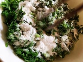 拌均匀，尽可能让米粉把茼蒿都裹裹匀。