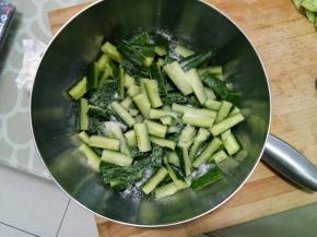 撒二小勺盐拌匀腌制两个小时以上