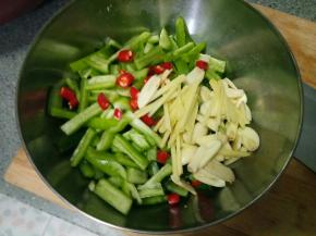 黄瓜腌制好以后把水控干，把辣椒姜蒜和黄瓜放一起