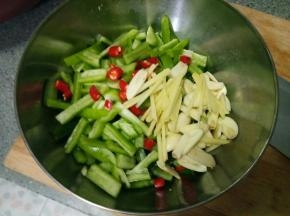 黄瓜腌制好以后把水控干，把辣椒姜蒜和黄瓜放一起