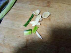 切点葱段，一个蒜切片，再来两片姜