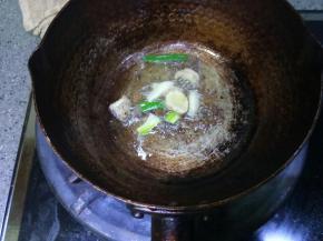 锅里放油（我这个雪平锅专门用来炸东西，已经看不出本来面目了，忽略啊，哈哈），放入葱姜蒜和花椒麻椒炸制（因为花椒放进去会崩油所以没拍）