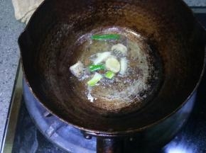 锅里放油（我这个雪平锅专门用来炸东西，已经看不出本来面目了，忽略啊，哈哈），放入葱姜蒜和花椒麻椒炸制（因为花椒放进去会崩油所以没拍）