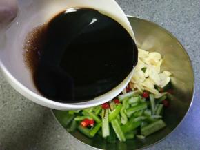 拌匀以后把酱汁倒进放黄瓜那个盆拌匀