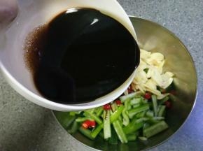 拌匀以后把酱汁倒进放黄瓜那个盆拌匀