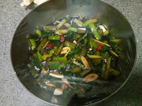 封保鲜膜放冰箱腌制，半天就可以吃了。在冰箱里存放五六天也不会变质。随吃随拿干净筷子夹取，然后再盖上保鲜膜。