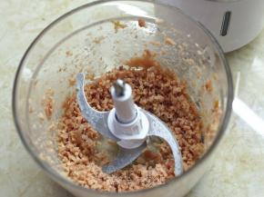 培根解冻，用东菱绞肉机打碎碎。