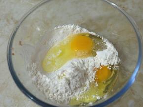 鸡蛋、面粉和水倒入大碗中。