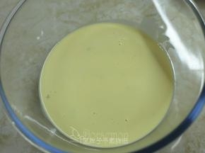 用手动打蛋器搅拌均匀。