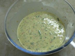 .最后加入香葱、培根碎和盐，搅拌均匀。