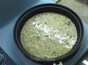 .厨房纸巾沾一点食用油，轻轻擦一下东菱早餐机的煎盘，倒入适量的鸡蛋面糊，中火加热。