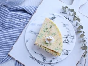 把所有的面糊煎好，每一片鸡蛋饼用刀切成4片。