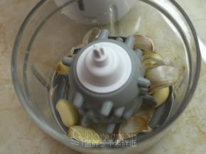 东菱绞肉机安上剥蒜器，把蒜头去皮。