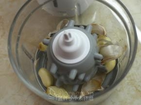 东菱绞肉机安上剥蒜器，把蒜头去皮。