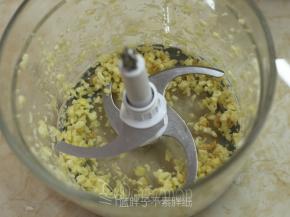 接着用搅拌刀把蒜头搅打成小丁。