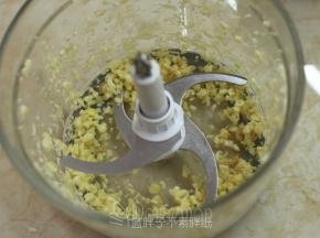 接着用搅拌刀把蒜头搅打成小丁。