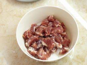 猪肉清洗干净，切成块。