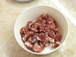 猪肉清洗干净，切成块。