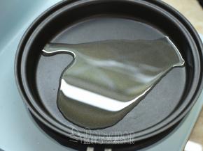 东菱早餐机的煎盘倒入放入色拉油，中火加热。