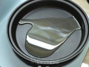 东菱早餐机的煎盘倒入放入色拉油，中火加热。