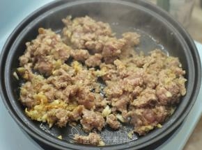 加入猪肉末，小火炒到出油。