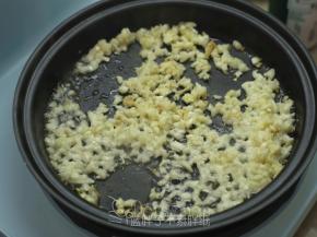 再放入蒜头，炒到出香味。