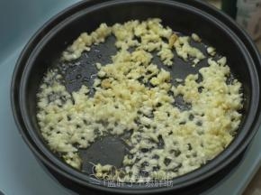 再放入蒜头，炒到出香味。
