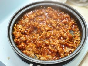 加入番茄酱、白砂糖、黑胡椒、盐，翻炒均匀。