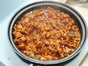 加入番茄酱、白砂糖、黑胡椒、盐，翻炒均匀。