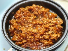 继续翻炒，直到水分基本收干，这时候番茄肉末酱就做好了。