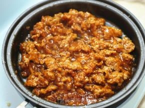 继续翻炒，直到水分基本收干，这时候番茄肉末酱就做好了。