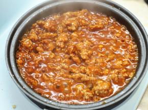 加入适量清水，清水的量大约要没过肉末。