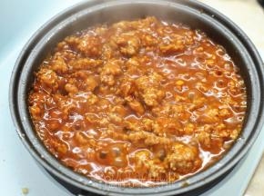 加入适量清水，清水的量大约要没过肉末。