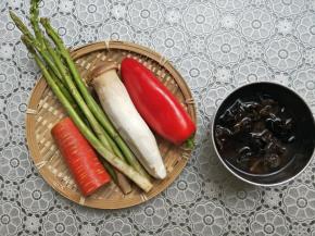 准备好食材，木耳提前冷水泡半小时！