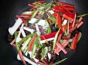 油热后倒入切好的食材翻炒！