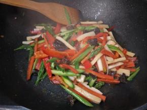 到这个程度就熟了，关火根据自己的口味撒点盐拌匀！