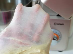 揉到不容易破的手套膜，可以进行发酵。