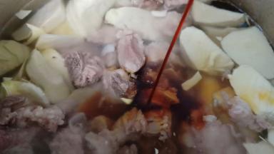 锅里加入排骨、笋、加生抽、盐与适量的清水。