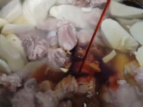 锅里加入排骨、笋、加生抽、盐与适量的清水。