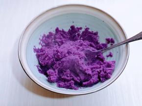 紫薯去皮隔水蒸熟，趁热加入白砂糖，用小勺压成紫薯泥即可。