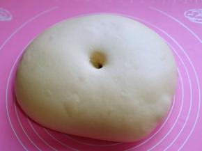 发酵好的面团是原来的两倍大，用手摁一下，不回缩，不反弹即为发酵完成。