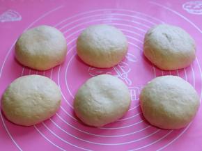 将发酵好的面团揉圆，分成6等份，盖上保鲜膜松弛10分钟。
