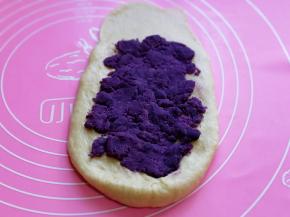 取一块小面团，用擀面杖擀长舌状，再放上紫薯馅。