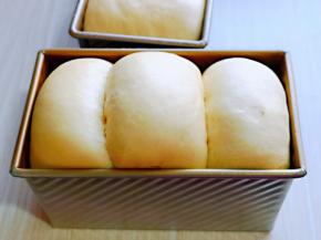 取出发酵好的吐司胚，发的有点高哈～