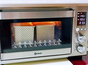 将烤盘入烤箱底层，上管145度，下管155度烤55分钟，注意观察上色情况，发现上色立即加盖锡纸。(烤箱温度及时间仅供)
